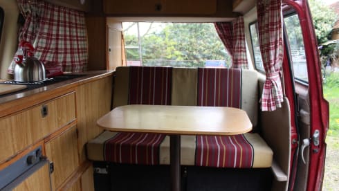 Poppy – VOLKSWAGEN T25 RETRO 1980'S 4 BERTH CAMPER, DIESEL HEATING, OFF GRID.