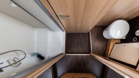 McLouis 2 Automaat – Premium Freedom! Modern Italian camper with single beds 
