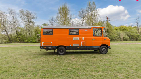 Oranje Mercedez T2 – 3p Mercedes-Benz bus uit 1975