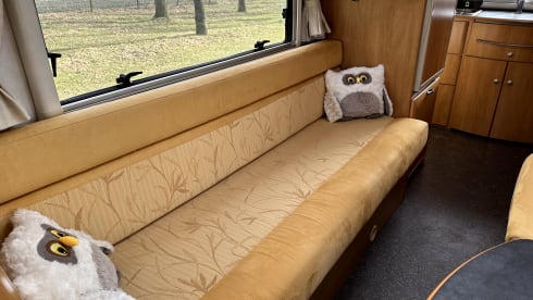 Discover freedom with our fresh Hymer B 584 – with bar layout, lifting bed 