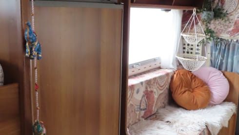 De Roze Olifant – Spacious family camper - 7p Ford alcove from 1998 
