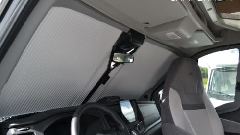 15 LMC H664 – Lmc Tourer Lift (2024) 2-4 persons automatic