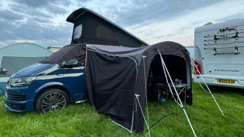 LWB Automatic VW Transporter – Beautiful Blue Transporter. Automatic, Long Wheel Base. Central London 