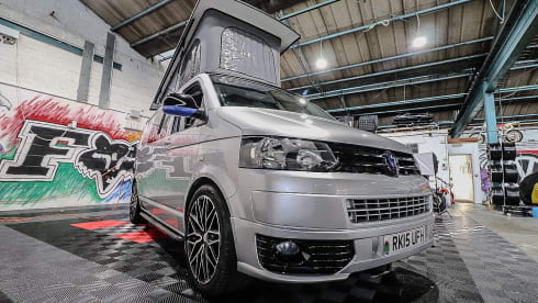 Bertie – Stunning 4 berth Volkswagen T5 campervan Automatic with air awning