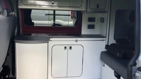 Silberner Volkswagen 2016 T6 Family Campervan mit 4 Schlafplätzen