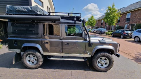 2.5p Landrover Defender 4x4 expedition car 