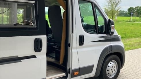 Heunie 1 – Beautiful camper van from 2017 with 2 lengthways beds