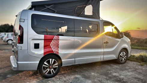 Van Damme – Renault traffic LWB luxury campervan ( 2 adults & pet friendly  )