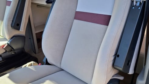 Hamish – Hamish - Scottish Luxury - Spacious 4 Berth Renault Luna 2018