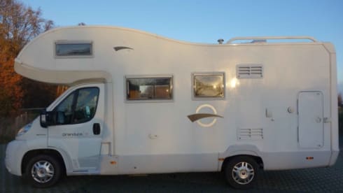 Mardy – Well maintained 3 person camper (alcove) for rent