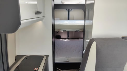 Menfys (2) veranda – Menfys VAN 3 MAXI S-Line (2) with veranda and photovoltaic