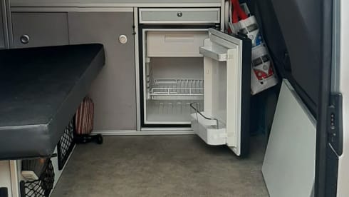 Freedom! Compact 3-seater VW T5 campervan with pop-up roof 
