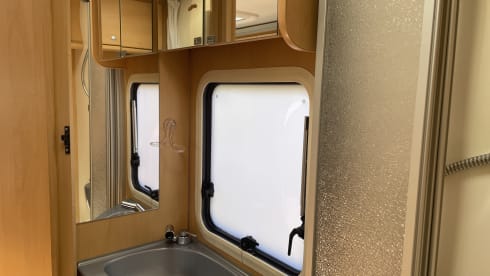 3p. Compact, complete and comfortable Sunroof Dethleffs semi-integrated.