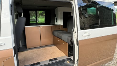 Goldie – Explore with Goldie - Up to 6 Berth VW T6 Campervan
