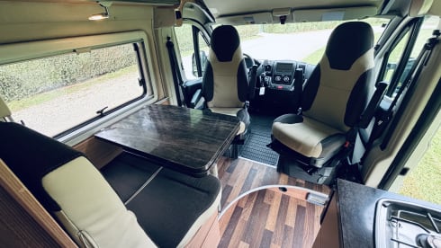 Comfortabel op avontuur als gezin van 4 of met z’n tweeën – 4P bus camper Fiat Ducato - Knaus Boxstar (transverse bed 2P + lifting bed 2P)