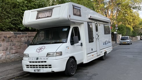 Kit – Fully loaded low mileage all-terrain motorhome