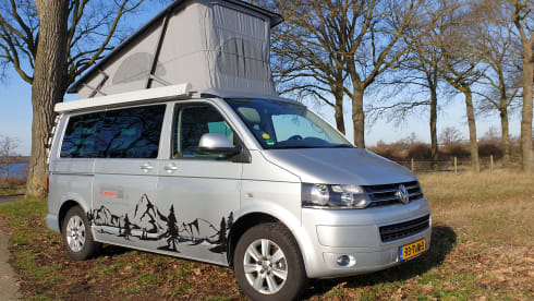Zilver – Volkswagen T5 automatic California Bus camper with sleeping roof.