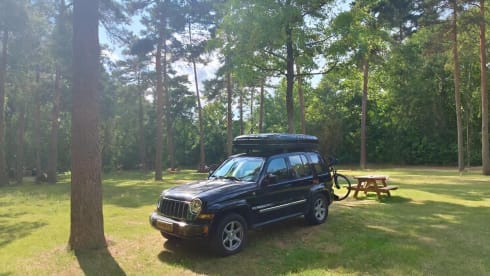 🏕️ Adventure on wheels – Jeep with luxury Vickywood roof tent