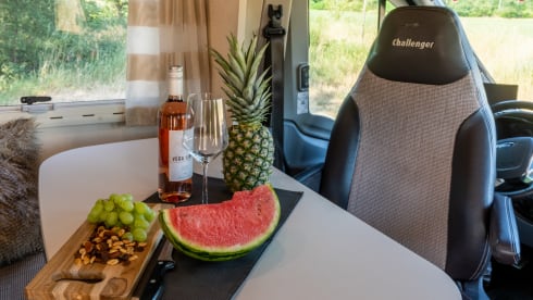 Challenger! – Spacious, modern and luxurious camper with 4 fixed sleeping places - XL garage