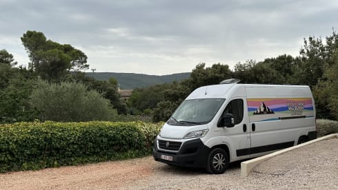 Beluga – Fiat autocostruita per 2 persone, completamente equipaggiata e autonoma, con autonomia illimitata fuori dalla rete elettrica.