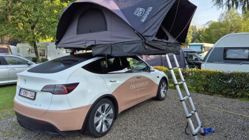 Tesla Model Y with iKamper x-cover 2.0