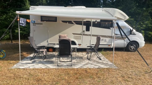 Luxe moderne (170pk) familiecamper met groot 2/3p bed en 2p hefbed