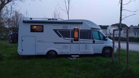 Adria Matrix 650 dl con letti gemelli posteriore che diventa letto unico 