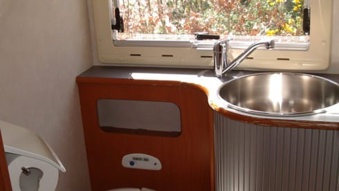 Spacious comfortable alcove camper 