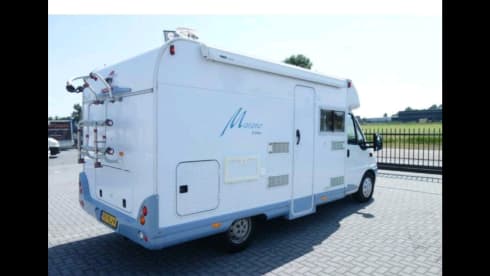 Mr. Blue  – Bürstner Merano with air conditioning and fixed bed 2005