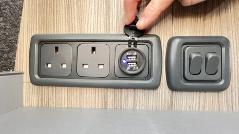 Vanellope – Maak kennis met Vanellope – een moderne VW T6.1 campervan (2020), voldoet aan de ULEZ-normen en biedt slaapgelegenheid voor 4 personen.