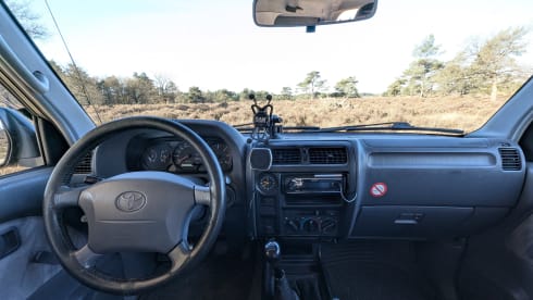 Cool Toyota Landcruiser with 2-person roof tent, unlimited km!