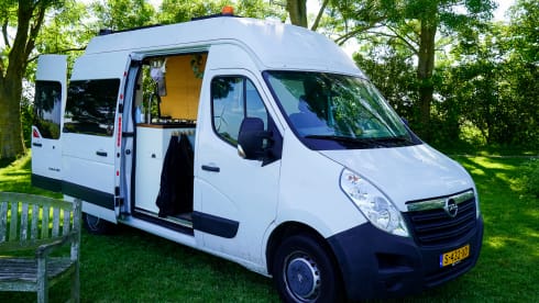 Eli – Luxuriöser autarker Camper – Warmwasser & Außendusche
