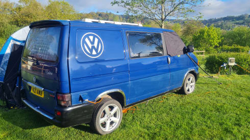 Valerie – 3 berth Volkswagen campervan from 1995