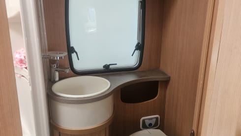 Adventurous and mega comfort with this 6-person Challenger alcove from 2012