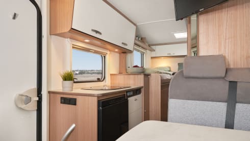 Carado V337 camper van (e-bike lift / trailer hitch)