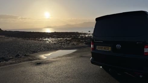     Campervan Volkswagen di alta gamma con letto a tutta larghezza.