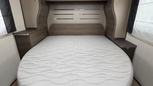 Chausson 758 – 5-person luxury camper with barbecue and outdoor shower 