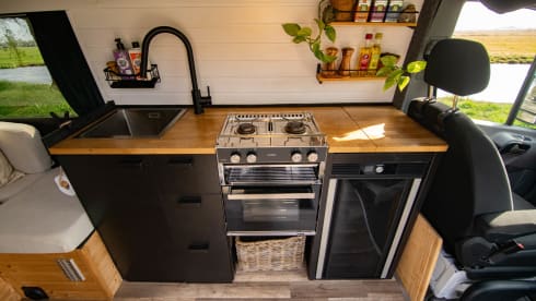 Gigi – 2p Mercedes Sprinter Off Grid (Bed 02m05!)