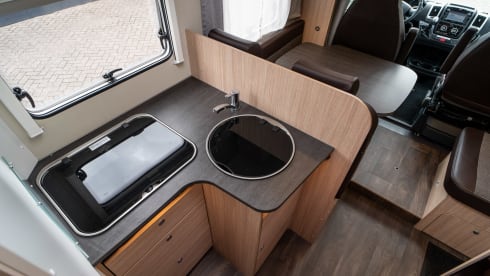 half integraal camper – 4p Sunlight semi-integrated from 2018