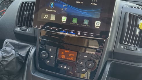 JOEY – 2-seater Peugeot bus from 2019