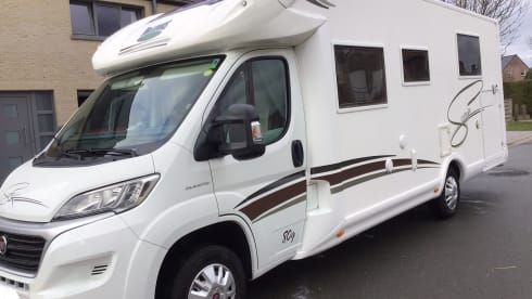 Start your freedom – Spacious MC Louis Sovereign 80 Semi-Integral