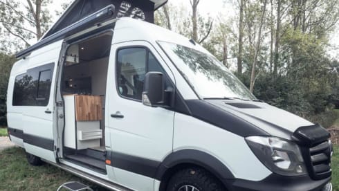 4-Personen-Mercedes-Benz-Bus aus dem Jahr 2014