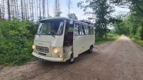 Jeetje – French Peugeot J7 oldtimer campervan 1974