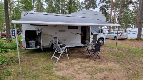 Family camper with 3-person bunk bed (6 persons)