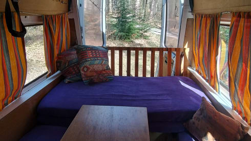 2 persoons Renault camper – On an adventure with a cheerful disco camper!