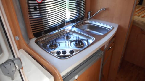 EASY 8 MOTORHOME HIRE JUST TURN UP AND GO