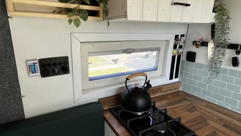 Busje naar Zuid Lara – Wonderful self-built camper bus for 2p