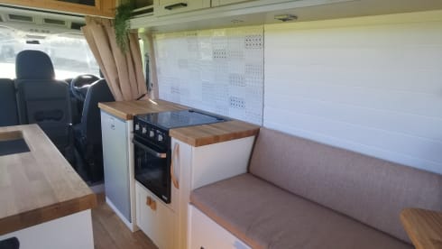 Simon – Volkswagen Crafter Luxus-Wohnmobil mit 4 Schlafplätzen