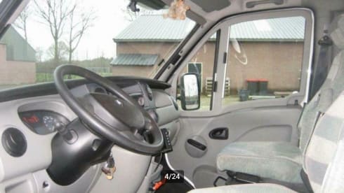 Spacious and complete 5-person family camper