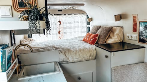 Freddie – Mini-maison aménagée en camping-car autonome (2 personnes + bébé)